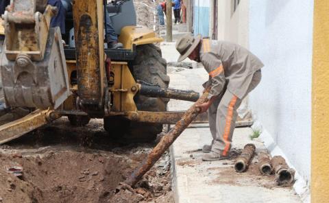 Caasim reemplaza línea de agua con 45 años de antigüedad, en emblemático barrio de Pachuca 
