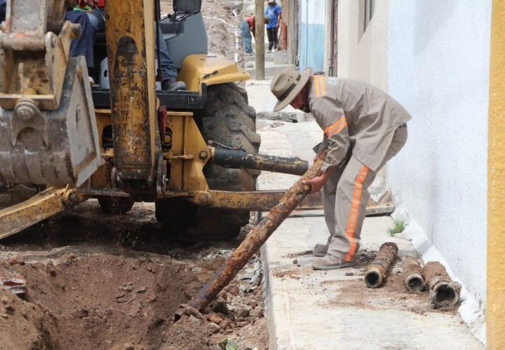 Caasim reemplaza línea de agua con 45 años de antigüedad, en emblemático barrio de Pachuca 