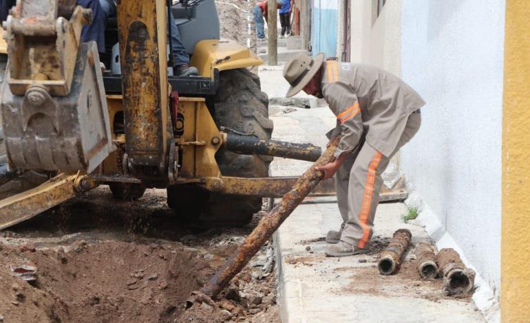 Caasim reemplaza línea de agua con 45 años de antigüedad, en emblemático barrio de Pachuca 