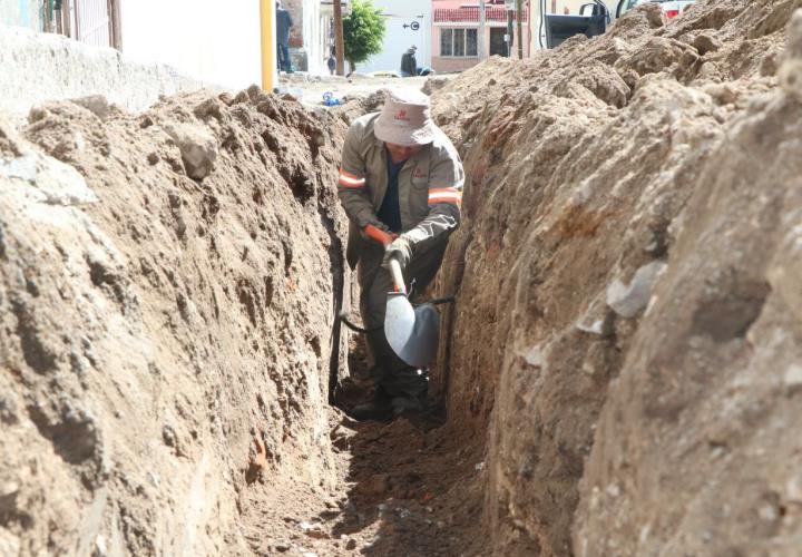 Caasim reemplaza línea de agua con 45 años de antigüedad, en emblemático barrio de Pachuca 