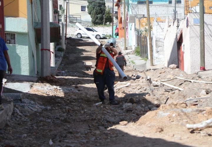 Caasim reemplaza línea de agua con 45 años de antigüedad, en emblemático barrio de Pachuca 