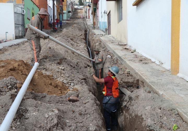 Caasim reemplaza línea de agua con 45 años de antigüedad, en emblemático barrio de Pachuca 