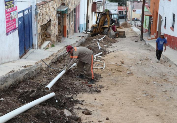 Caasim reemplaza línea de agua con 45 años de antigüedad, en emblemático barrio de Pachuca 