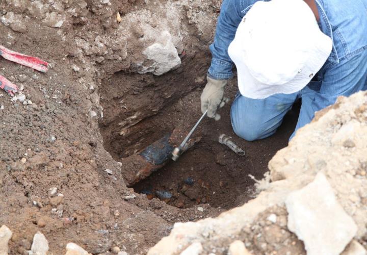 Caasim reemplaza línea de agua con 45 años de antigüedad, en emblemático barrio de Pachuca 