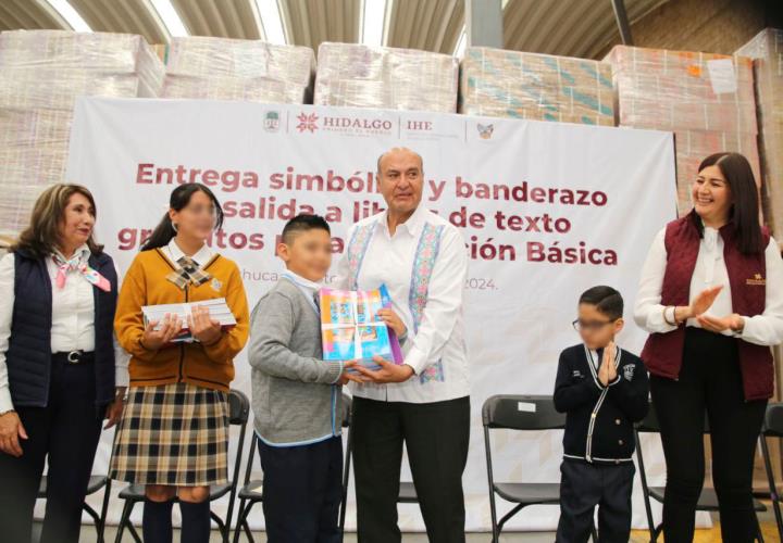 Dan banderazo de salida para la entrega de libros de texto gratuitos en la entidad 