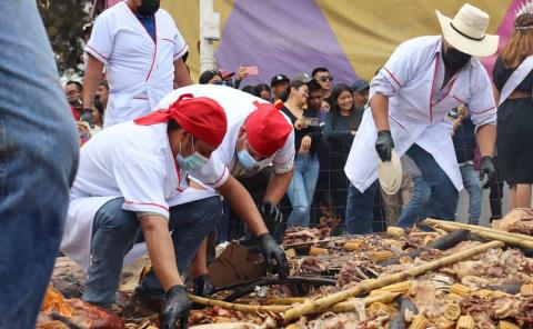 Destapan la barbacoa más grande de México en Actopan    
