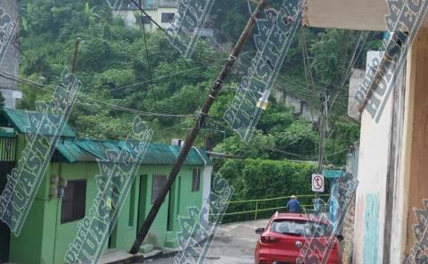 Poste de la CFE a punto de caer
