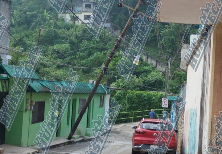 Poste de la CFE a punto de caer