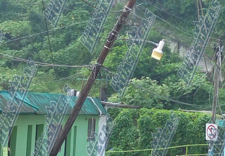 Poste de la CFE a punto de caer