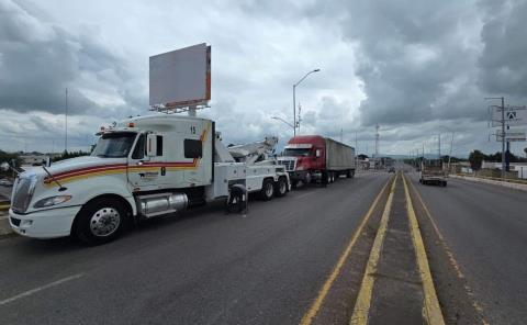 Tráiler varado sobre puente
