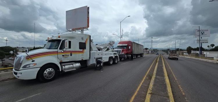 Tráiler varado sobre puente