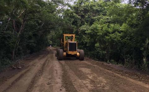 Perfilan reencarpetamiento de la carretera estatal en Tampacán