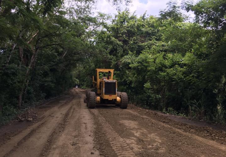 Perfilan reencarpetamiento de la carretera estatal en Tampacán