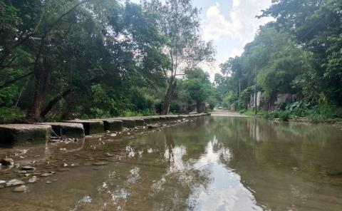 Vialidad se ve afectada por creciente del arroyo en San Martín