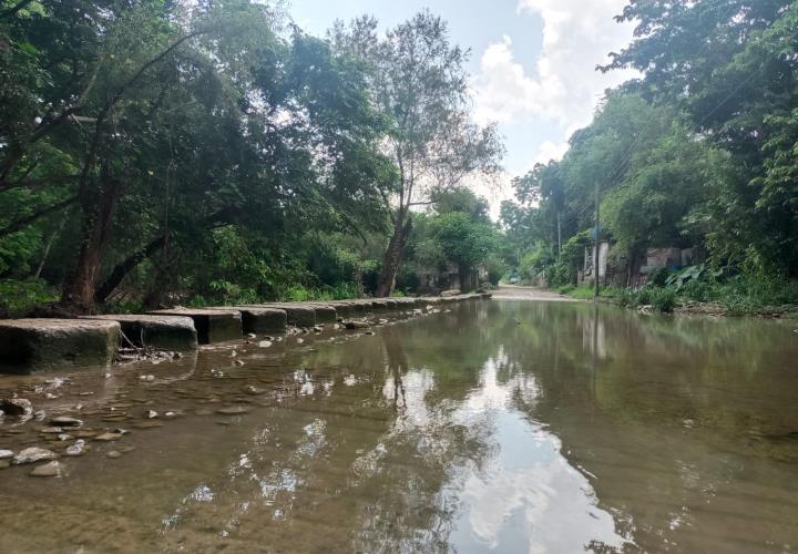 Vialidad se ve afectada por creciente del arroyo en San Martín