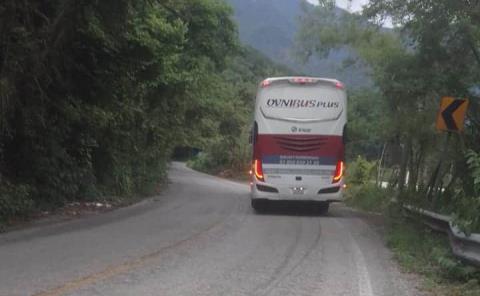 Deja choque de moto y autobús un lesionado