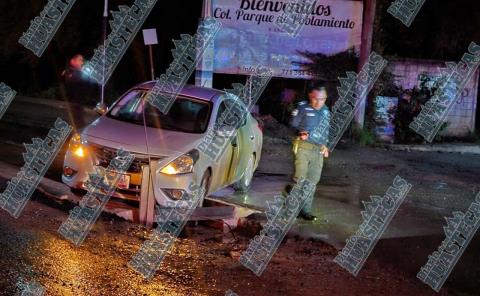 Auto cayó a alcantarilla
