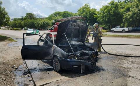 ARDIÓ AUTO EN AV. UNIVERSIDAD