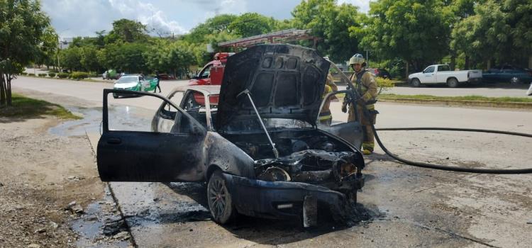 ARDIÓ AUTO EN AV. UNIVERSIDAD