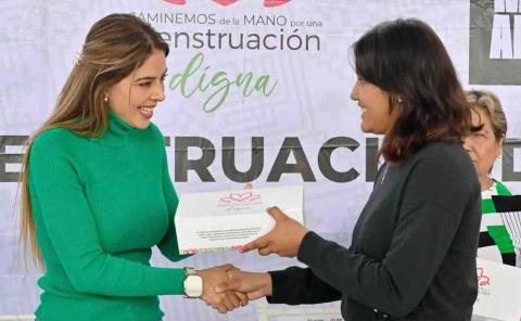 Mujeres reciben kits menstruales
