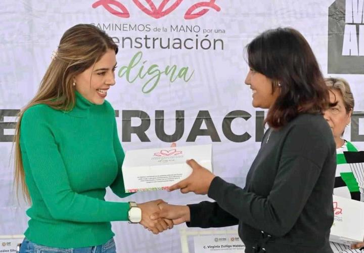 Mujeres reciben kits menstruales