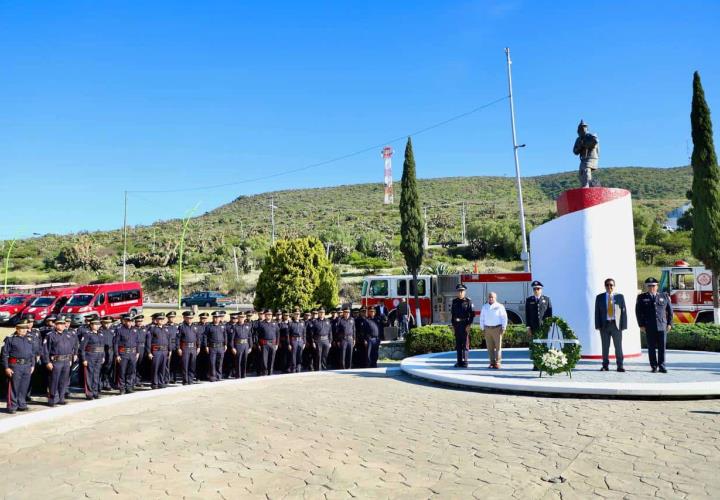 Guardia de honor y entrega de estímulos durante el Día del Bombero 