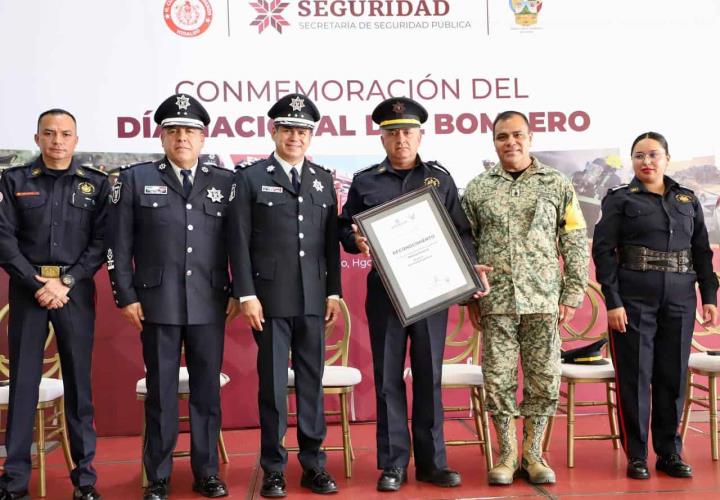 Guardia de honor y entrega de estímulos durante el Día del Bombero 