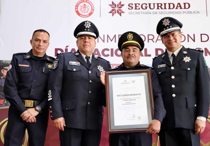 Guardia de honor y entrega de estímulos durante el Día del Bombero 