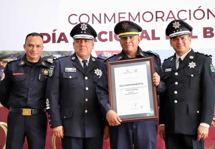 Guardia de honor y entrega de estímulos durante el Día del Bombero 