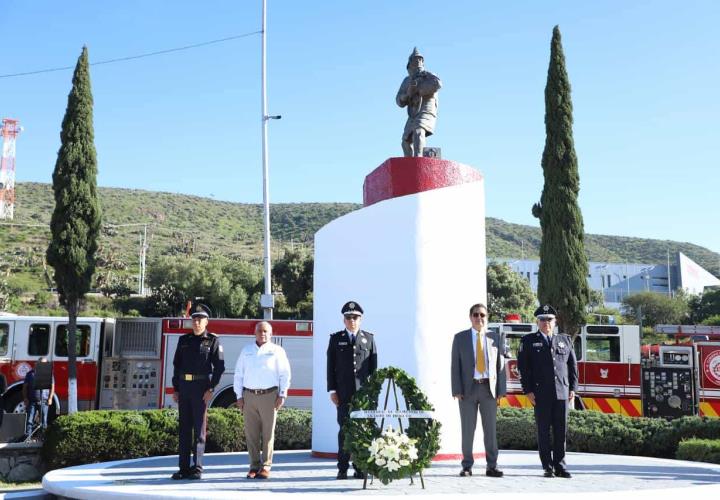 Guardia de honor y entrega de estímulos durante el Día del Bombero 