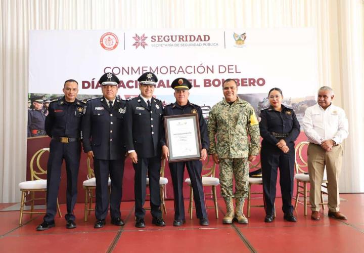 Guardia de honor y entrega de estímulos durante el Día del Bombero 