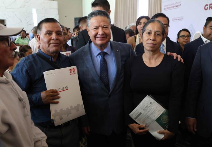 Reciben 500 familias hidalguenses escrituras gratuitas del Infonavit