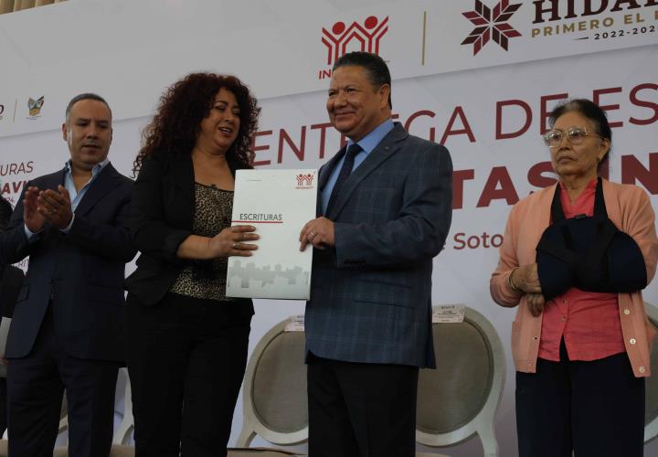 Reciben 500 familias hidalguenses escrituras gratuitas del Infonavit