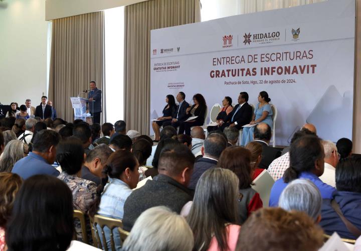 Reciben 500 familias hidalguenses escrituras gratuitas del Infonavit