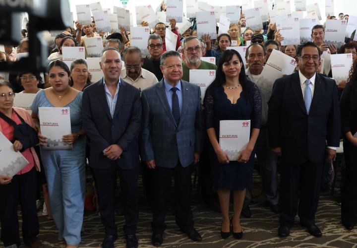 Reciben 500 familias hidalguenses escrituras gratuitas del Infonavit