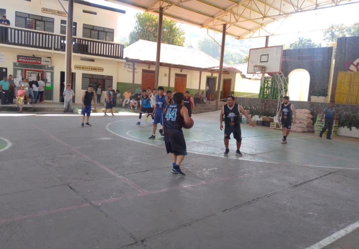 Torneo de basquetbol continúa con gran éxito