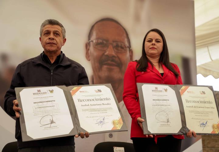 Reconoce gobierno estatal a personal de apoyo y asistencia a la educación por años de servicio