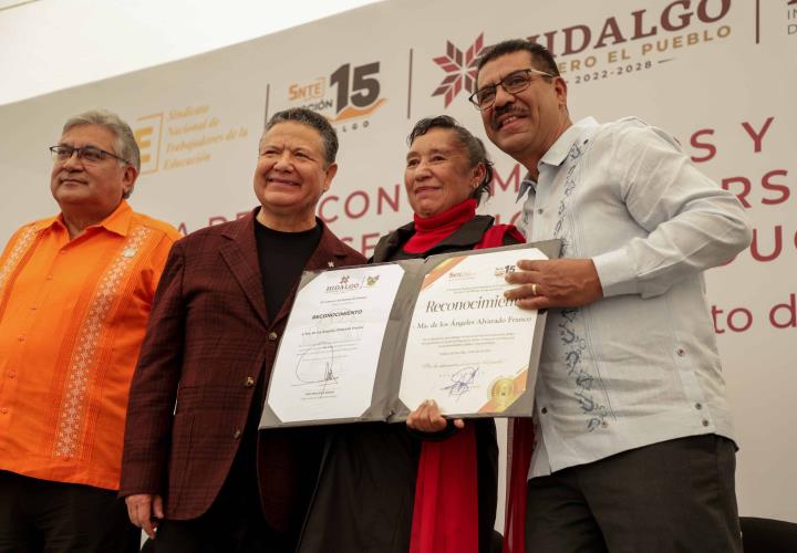 Reconoce gobierno estatal a personal de apoyo y asistencia a la educación por años de servicio