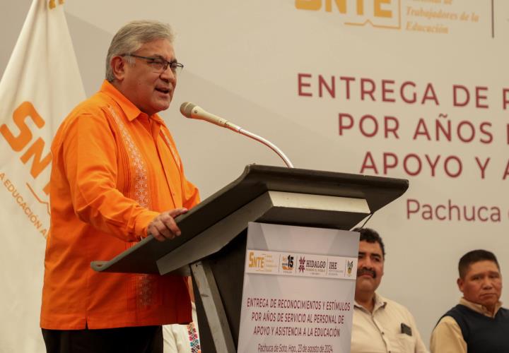 Reconoce gobierno estatal a personal de apoyo y asistencia a la educación por años de servicio