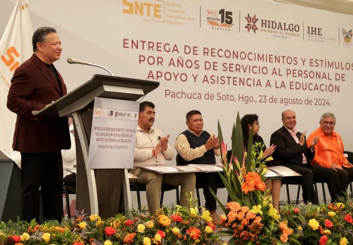 Reconoce gobierno estatal a personal de apoyo y asistencia a la educación por años de servicio