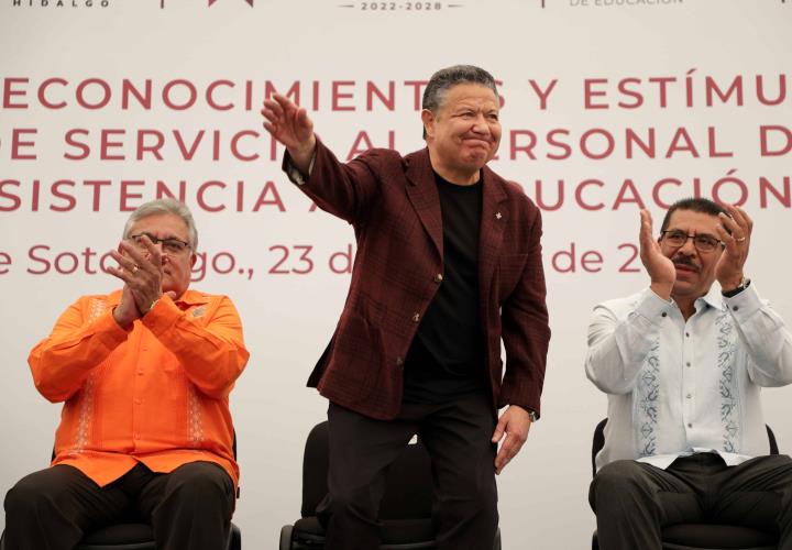 Reconoce gobierno estatal a personal de apoyo y asistencia a la educación por años de servicio