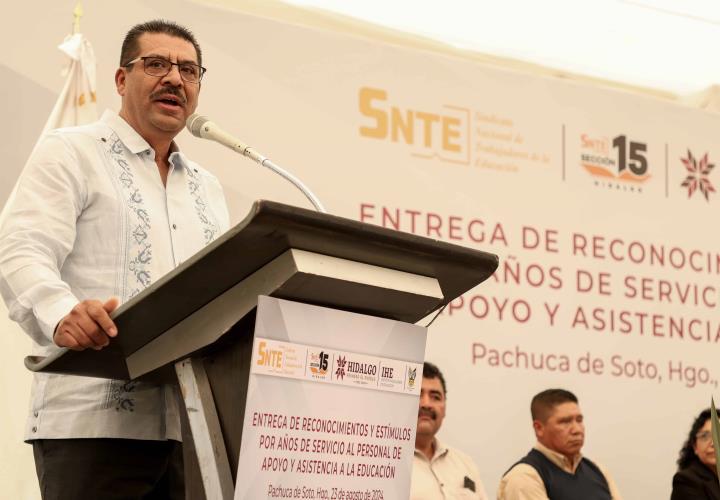 Reconoce gobierno estatal a personal de apoyo y asistencia a la educación por años de servicio