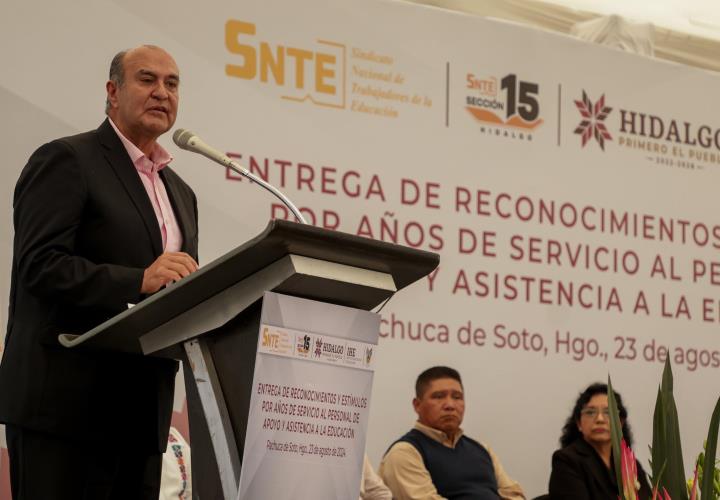 Reconoce gobierno estatal a personal de apoyo y asistencia a la educación por años de servicio