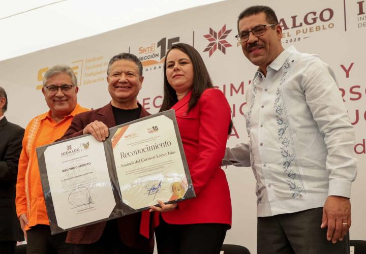 Reconoce gobierno estatal a personal de apoyo y asistencia a la educación por años de servicio