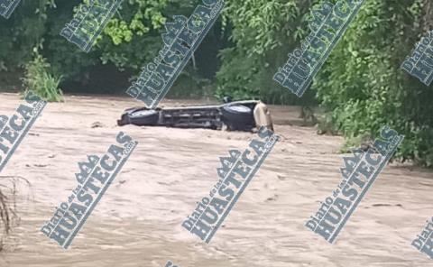 Río arrastró 
un vehículo 
