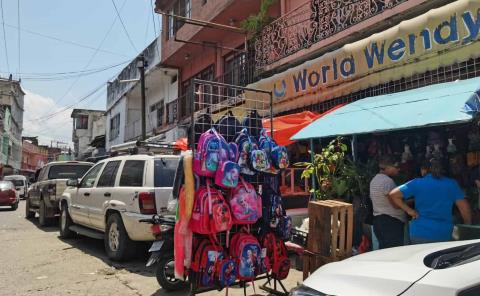 Ambulantes y locatarios invaden espacios en la calle Hidalgo