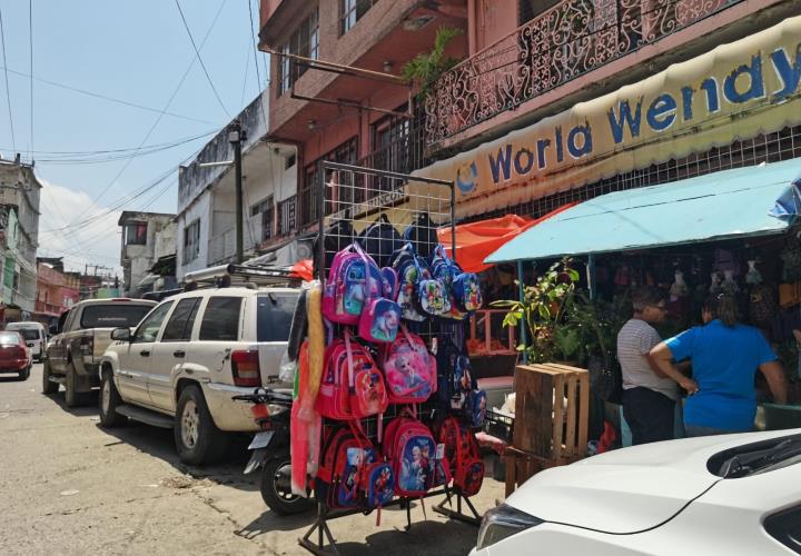 Ambulantes y locatarios invaden espacios en la calle Hidalgo