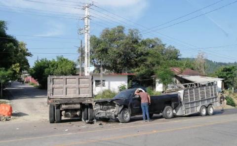 Aparatoso choque en carretera México-Laredo; solo daños materiales