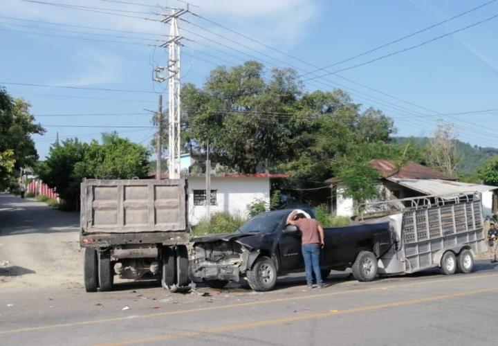 Aparatoso choque en carretera México-Laredo; solo daños materiales