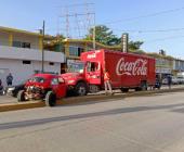 Auto se impactó en camión de la Coca      